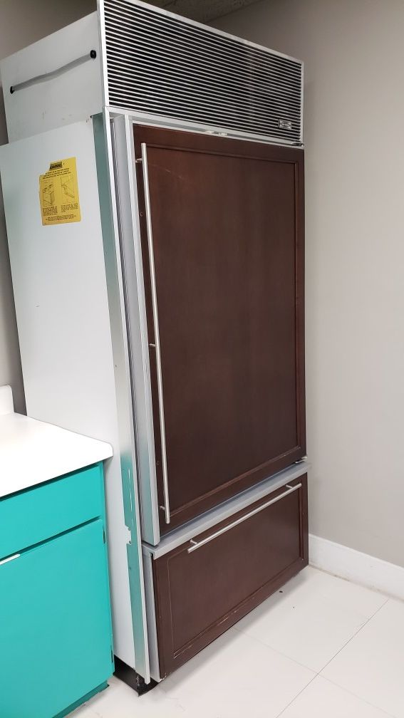 In working condition Refrigerator/Freezer SUB ZERO 550 (Doral) for Sale