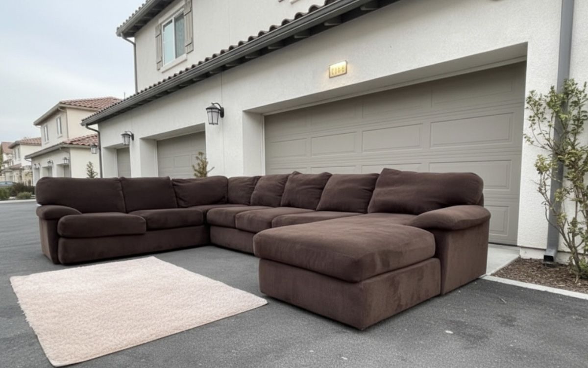 Huge Brown Sectional Couch From Jerome’s Furniture In Excellent Condition- FREE DELIVERY 🚛