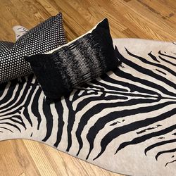 Rugs And Pillow Colección
