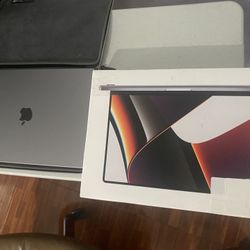 Two MacBook Pro 16 2021