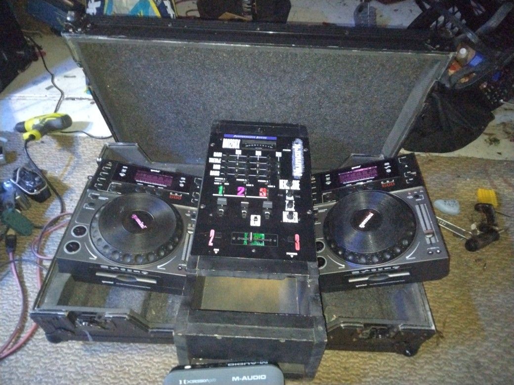 DJ SET UP WITH FLIGHT CASE.