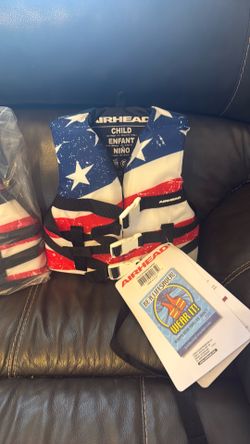 Children’s life vest x2