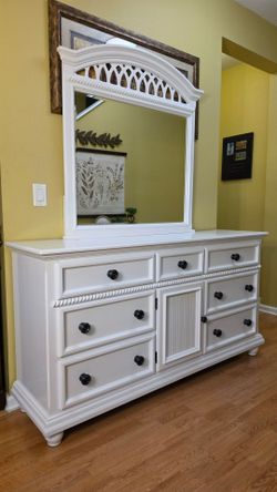 Clean and Nice White 7 Drawer Dresser with Mirror and center compartment.