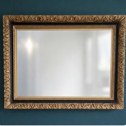 Vintage-Style Gold Mirror – Ornate Carved Frame, Eye-Catching