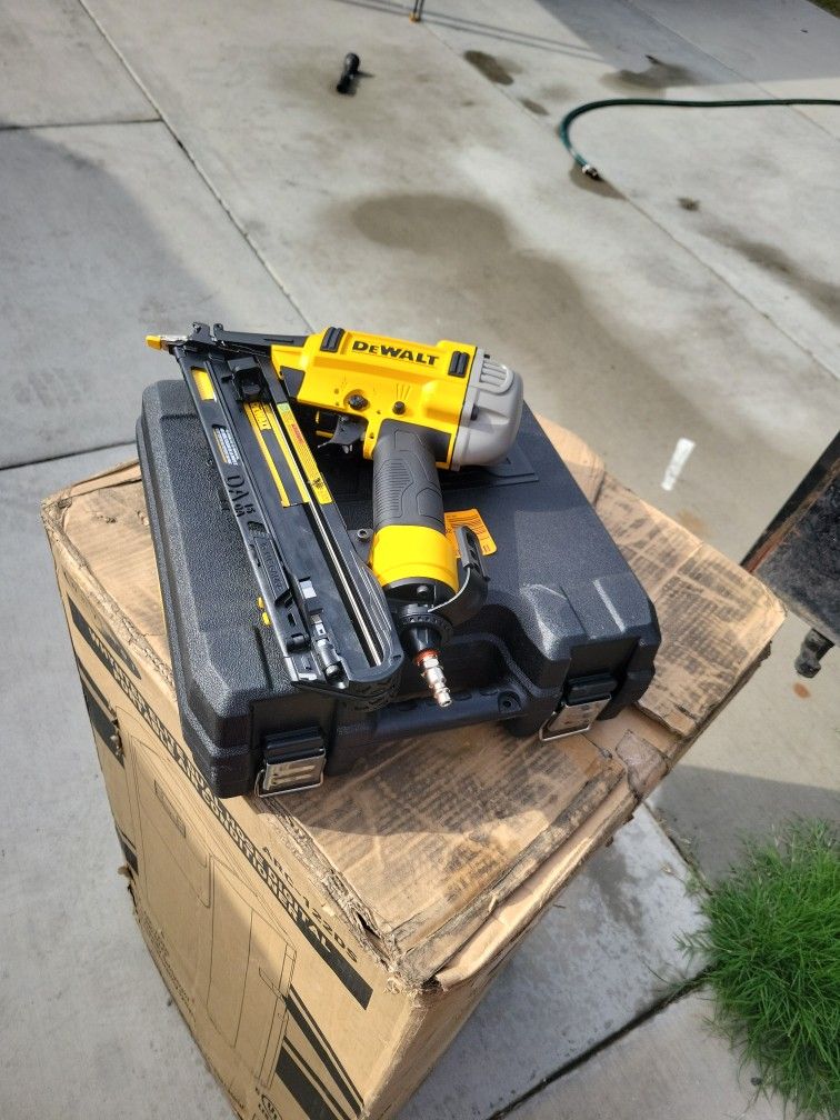 DEWALT ANGLE NAILER 15 GAGE