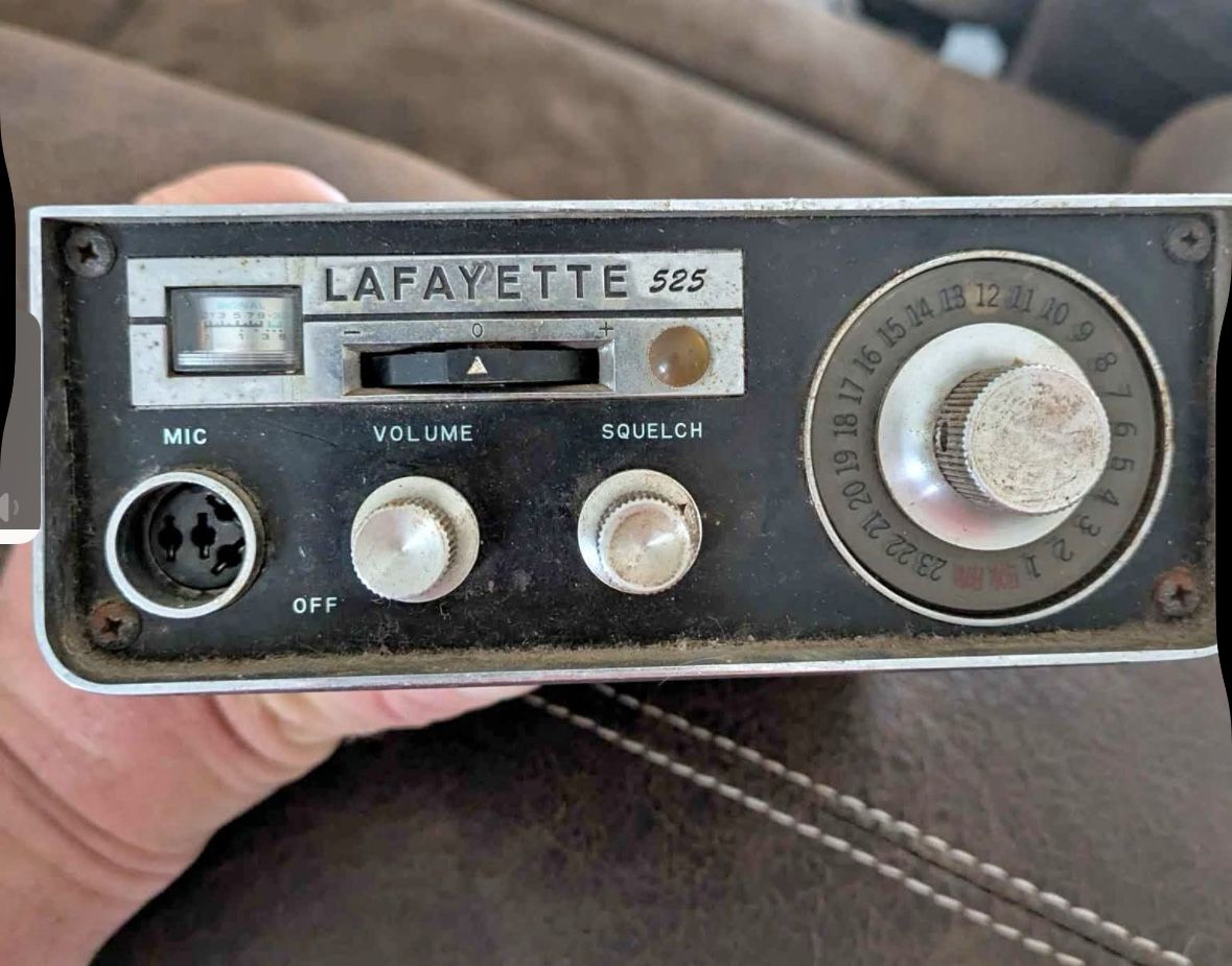 Lafayette HB 525C CB Radio Powers On