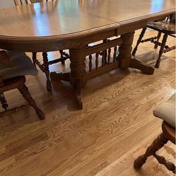 Dining Room Table And Chairs In Good Condition 