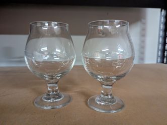 Set of 2 beverage / wine glsses