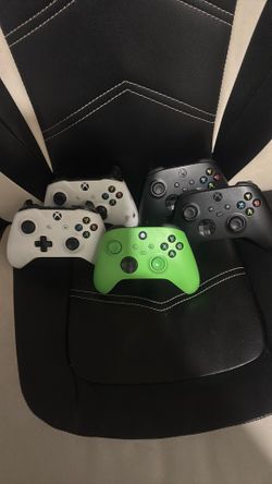 A lot of Xbox controllers