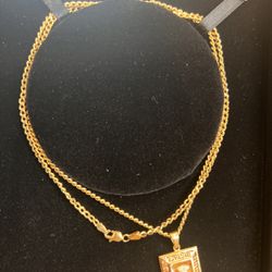 18k Gold Chain Necklace Mary And baby Jesus 