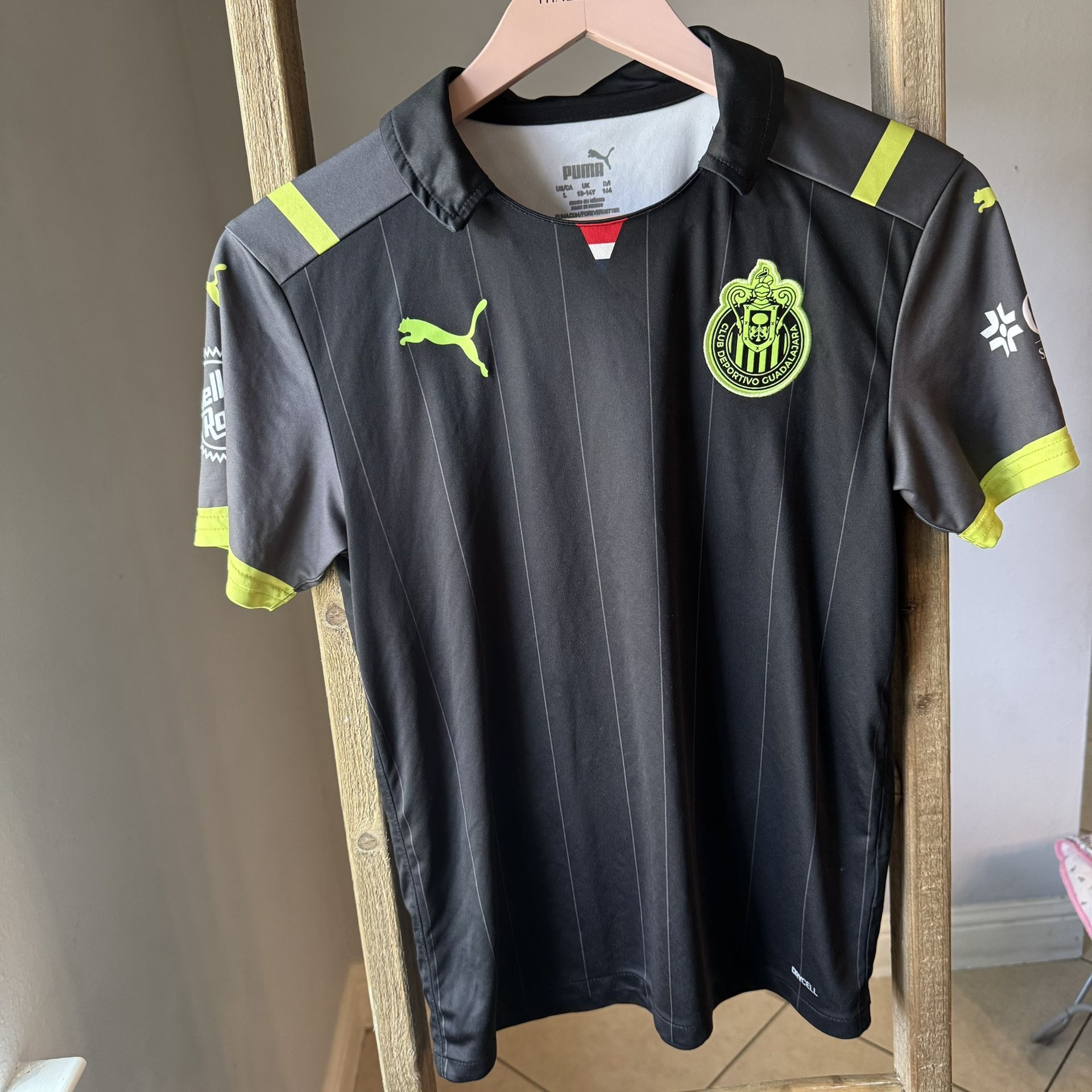 Puma Guadalajara Chivas kids unisex soccer jersey Size Large 13-14 In great condition Liga MX