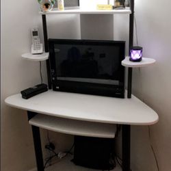 Unisex Bedroom corner desk