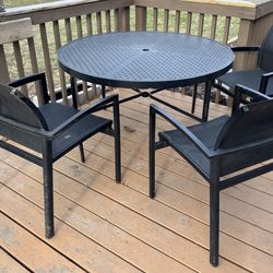 Metal table  with 3 mesh chairs