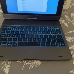 iPad 9th Generation Comes With Keyboard, Screen Protector, Charger And Case - Reset/Unlocked - Great Condition 