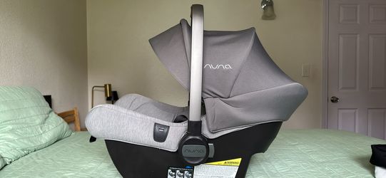 Nina Pipa Lite carseat and base