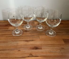 Set of clear glass wine glasses resembling the "Evita" model by Studio Nova.