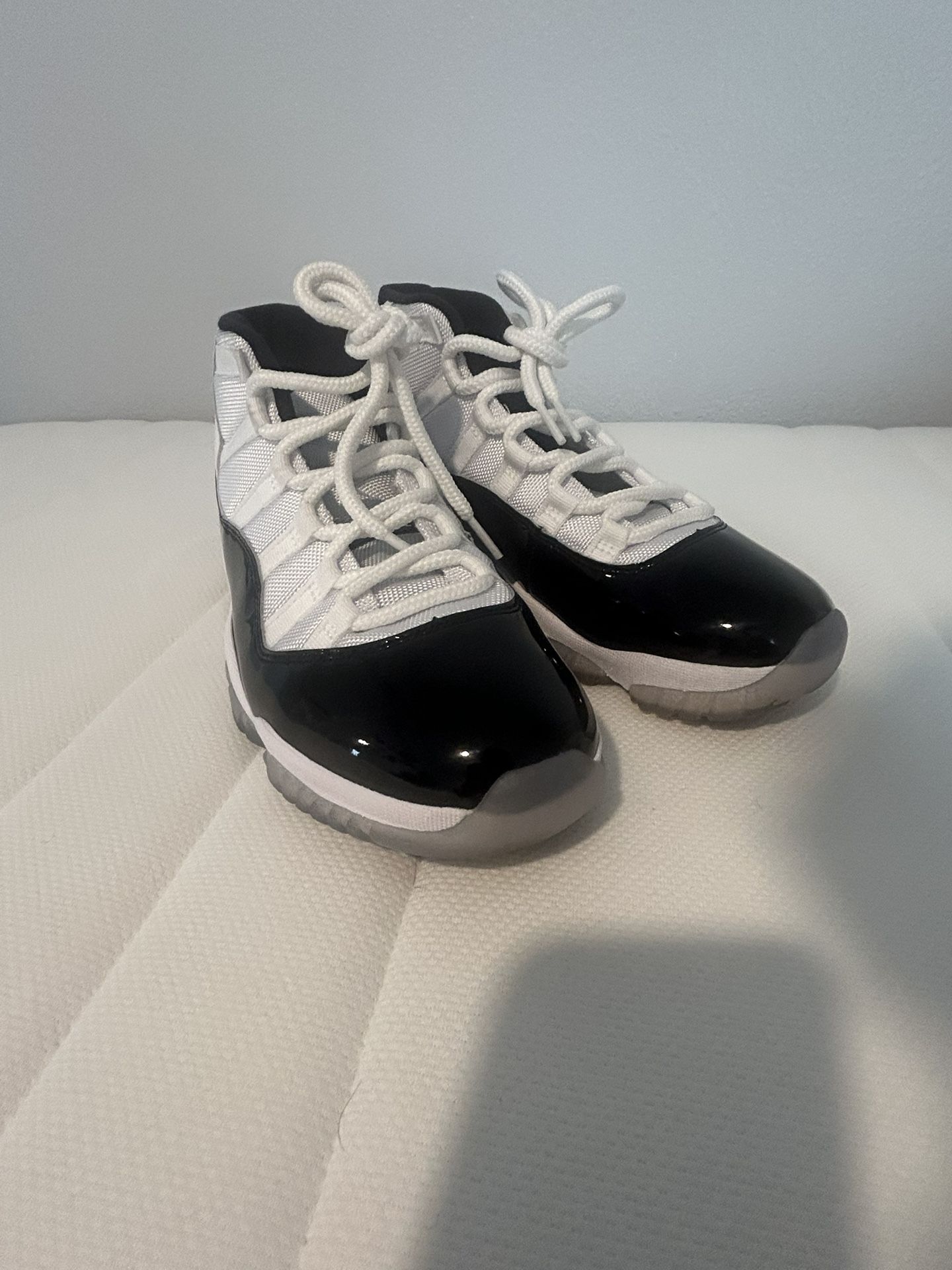 jordan retro 11, men’s size 7.5, no box good condition