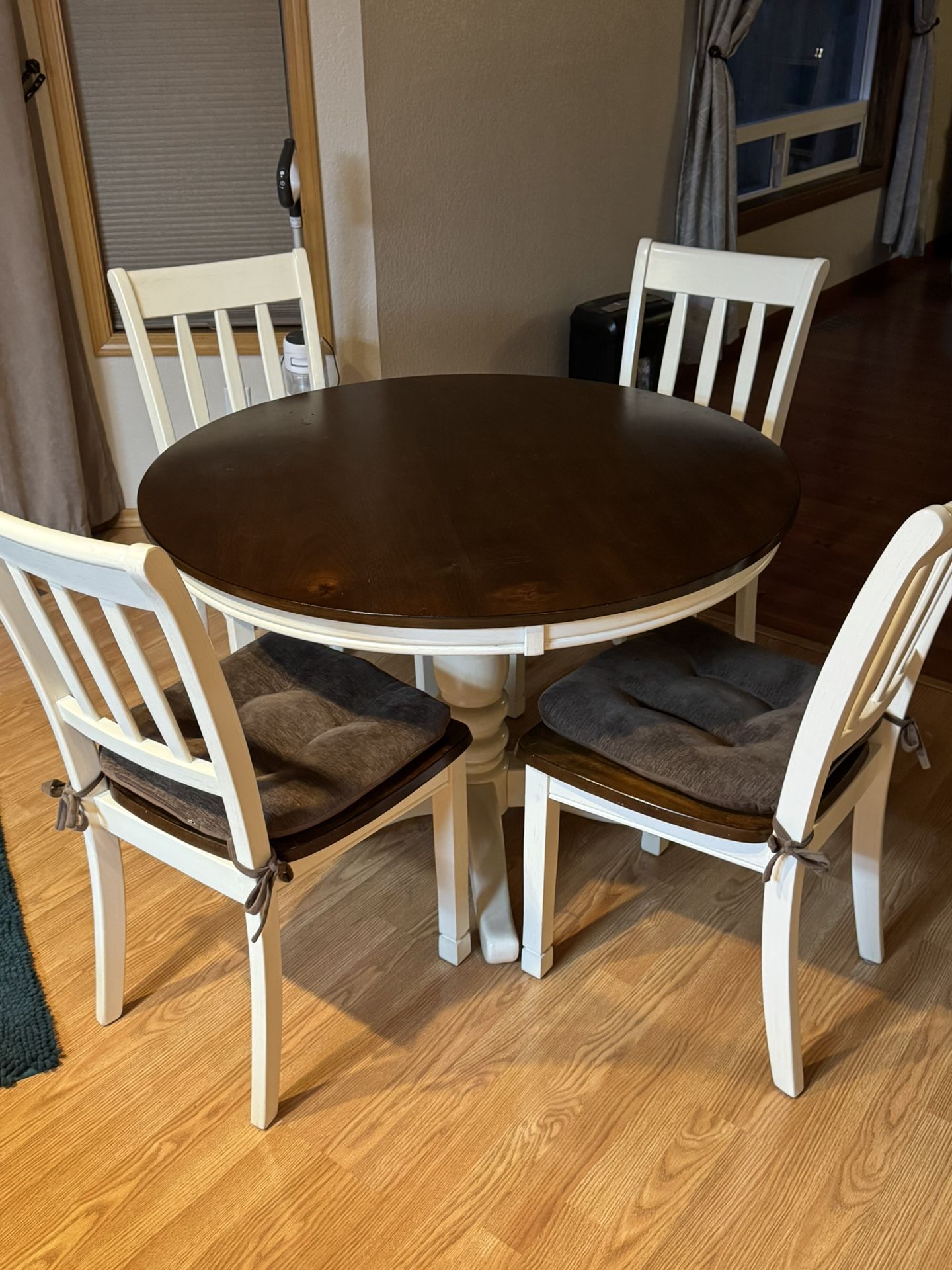 Round Table With 4 Chairs
