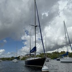⛵ Classic Hinckley Pilot 35’ ⛵️