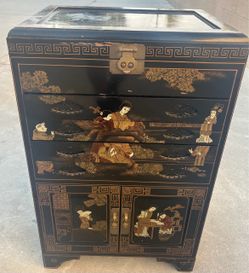 This is a vintage Chinese Chinoiserie black lacquer jewelry chest or small