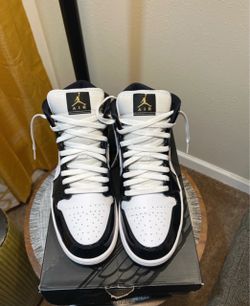 Men’s  Sneakers  Jordans …. Nikes sz.11