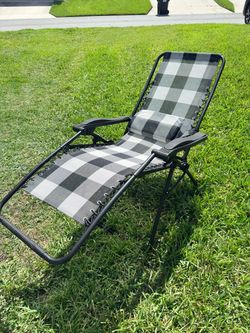 Selling a foldable outdoor patio lounge chair.