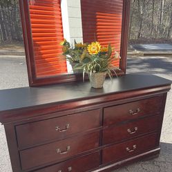 Quality Solid Wood Long Dresser, Big Drawers, Big Mirror. Drawers Sliding Smoothly Great Conditipn
