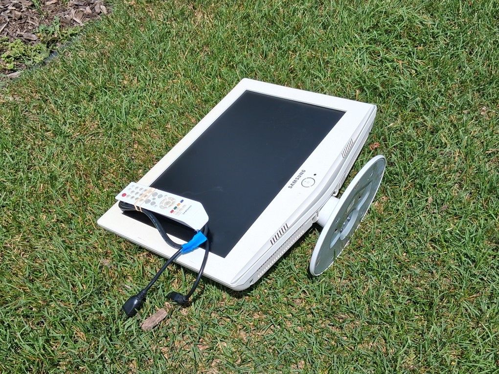 For Sale : Samsung Monitor Computer With Remote