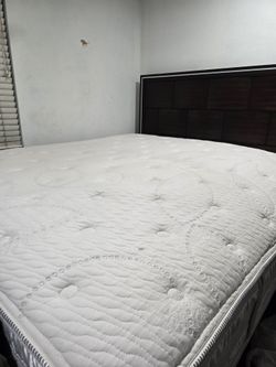 King size Mattress in good condition PICK UP ONLY