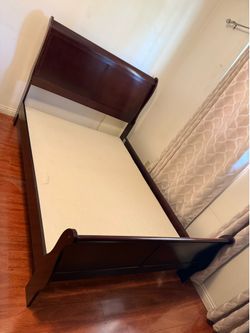 Full Size Bed & Boxspring  Wood Excellent Condition