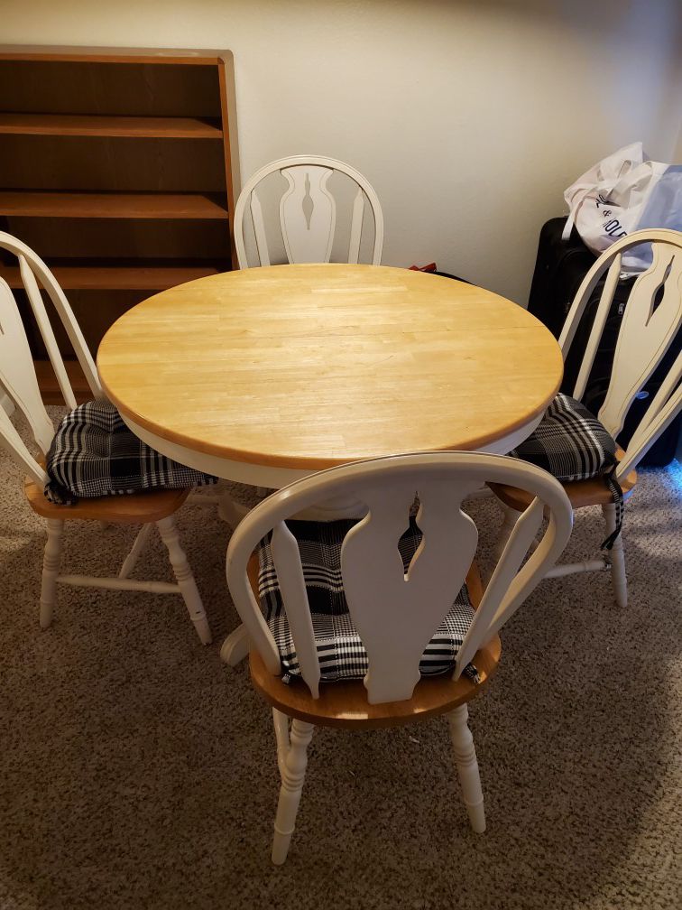 Kitchen Table with Leaf(chairs & seat cushions included)