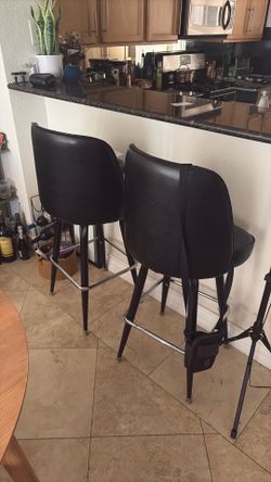 Black leather bar stools (2x)