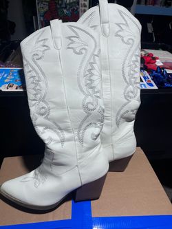 cute white cowgirl boots!