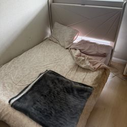 $100 Full Size light Weight Bed W/Charger 