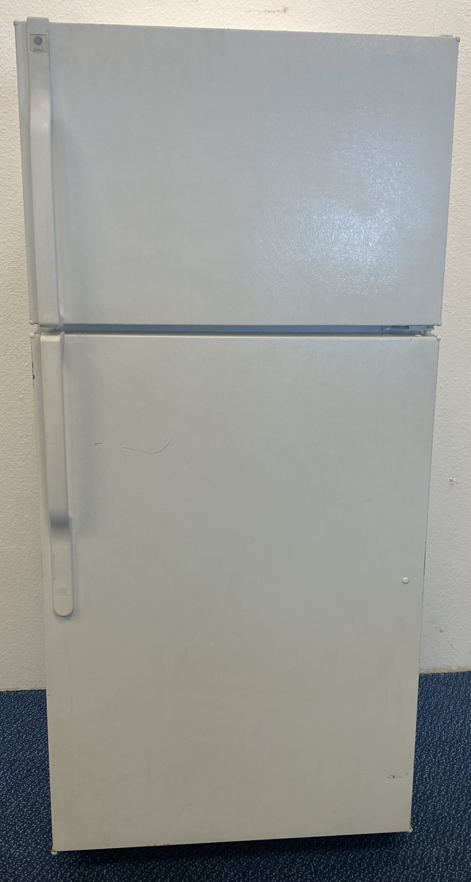 White GE Top Freezer Refrigerator (1-0117)