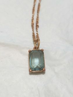 BEAUTIFUL LADIES GOLD TONE NECKLACE WITH A GOLD TONE PENDANT
