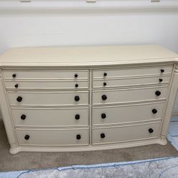 Dresser in great condition. 