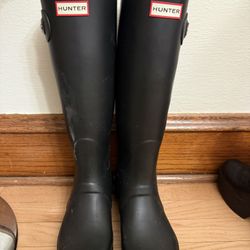 Hunter black boots 