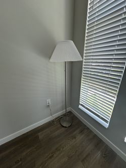 Pole lamp