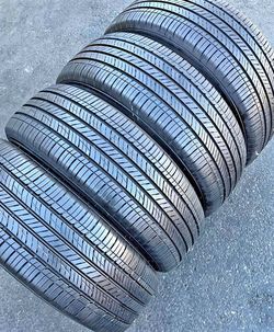 235/65/17 Kumho Selling a set of 4 tires in excellent condition š«”