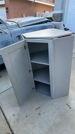 Corner cabinet