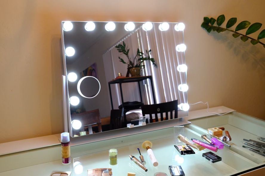 Brightface Led lights vanity mirror,Touchscreen control And Wireless Charger (Brand new)