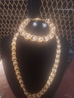 Juego de collar de perlas cultivadas  pulcera y collar buen estado.