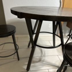 Table W/ 4 Stools 