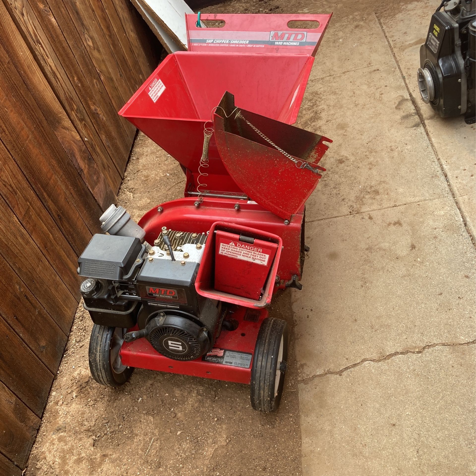 MTD YARD MACHINE Briggs$Stratton 5HP Model 135212 Chipper Shredder