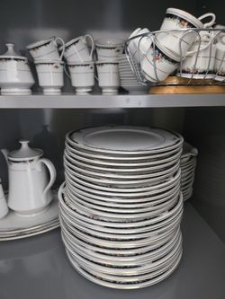 Beautiful Lynns "Bennington" collection  Fine China complete dinnerware set for 12, featuring over 120 pieces.