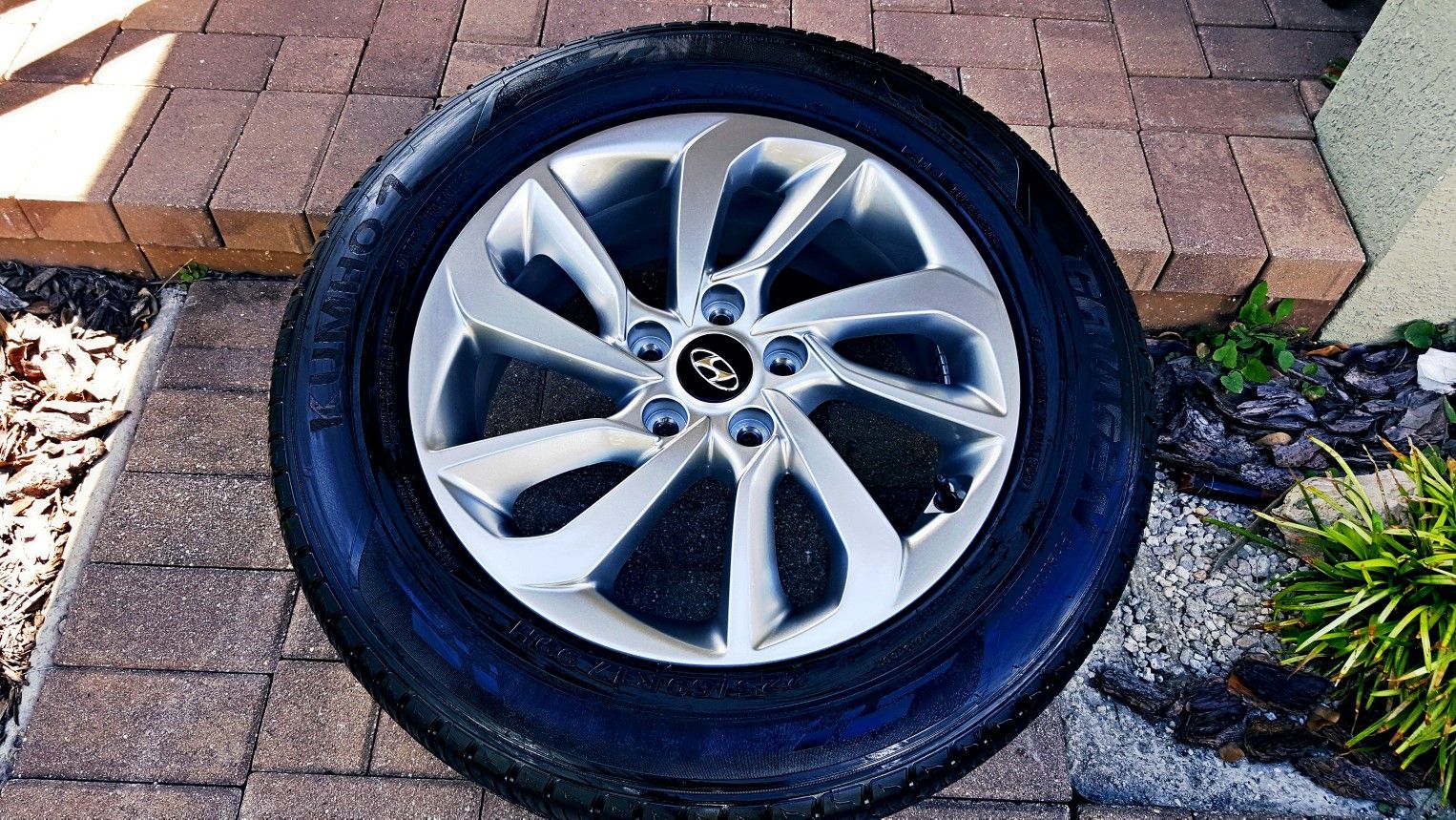 Hyundai Tucson Set of 4 OEM 17x7 Factory Tires 2015-2017