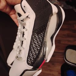 Jordan 38 SIZE 5.5 Y 