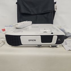Epson EX5260 3LCD Projector 3600 Lumens with Remote, Cords,  C8447