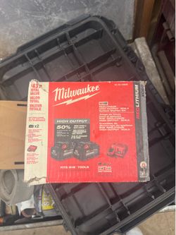 Milwaukee starter kit output two 6.0 ah Battery and charger
